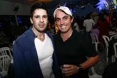 Em festa animada dia desses, os amigos Adriano Pacheco e Gemerson de Castro